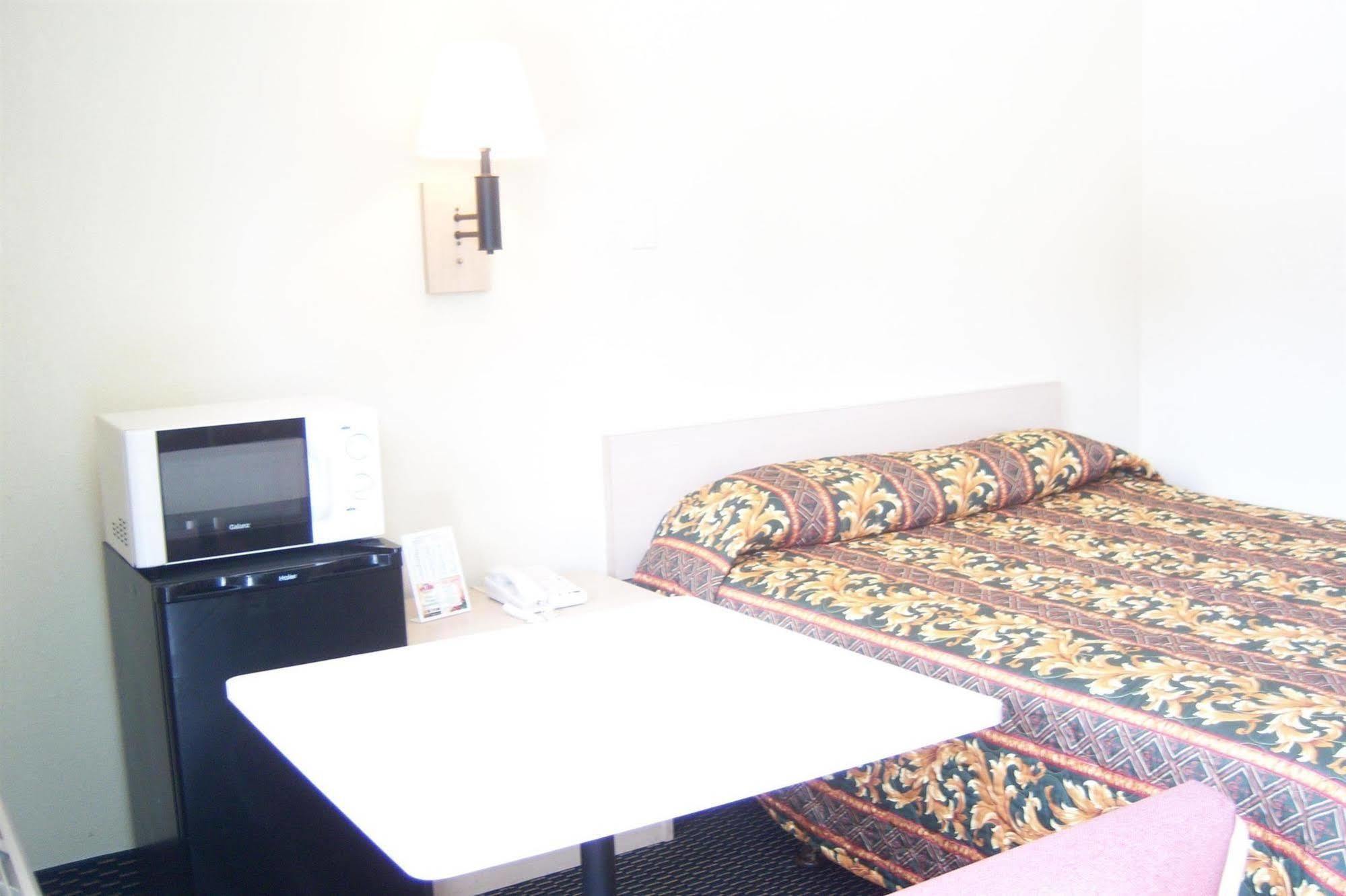 Americas Best Value Inn & Suites Μαίηκον Εξωτερικό φωτογραφία